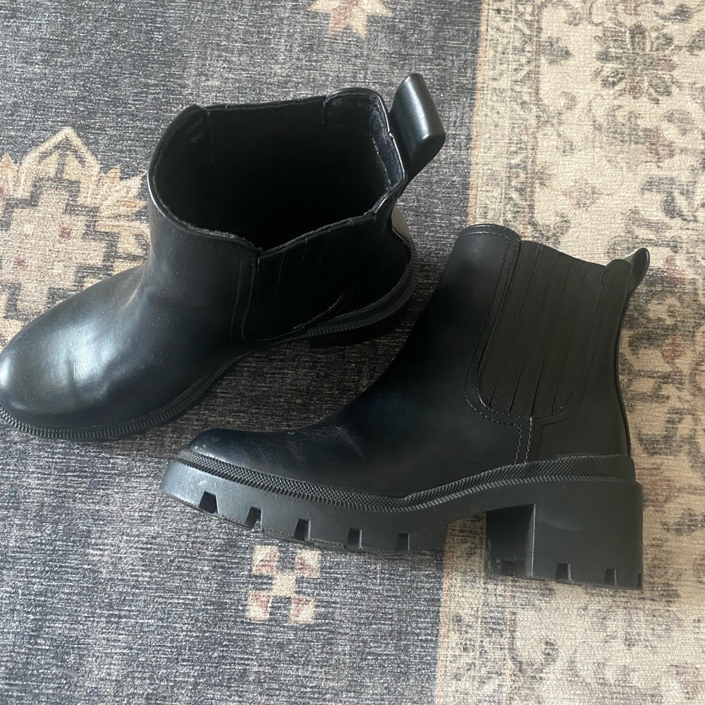 Heeled women’s Chelsea boots - size 8 universal thread